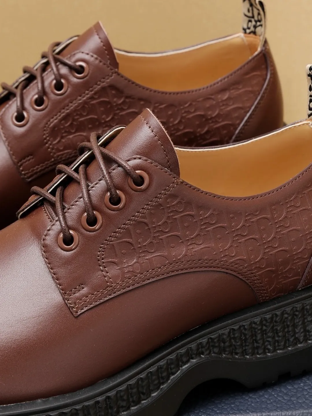 Factory P500💰Dior Buffalo's new low-top Derby casual leather shoes, a new product in the 2024 spring men's series, ideally combine unconventional characteristic elements with Dior's high-end aesthetic style. The original first-grain calfskin upper features side panels with a tonal debossed Oblique print, and the chunky rubber sole showcases a crepe-effect design. Styled with wide leather laces and Oblique-printed rear pull tabs, they add a modern touch to any look. Practical and stylish, it can be easily paired with a variety of casual looks. Size: 38-44 (45 customized)